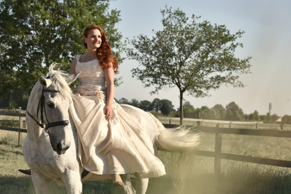 Vrouw met haar pony tijdens een fotoshoot in Limburg. De fotograaf komt vanuit Roermond en legt herinneringen met paard of huisdier en baasje vast.