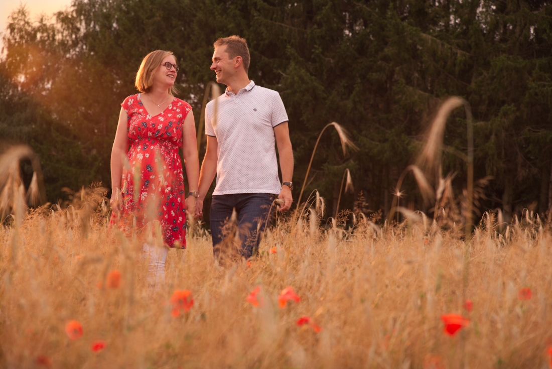 Zwangerschaps fotoshoot in Limburg, koppel laat mooie foto's maken van de zwangerschap in de natuur.