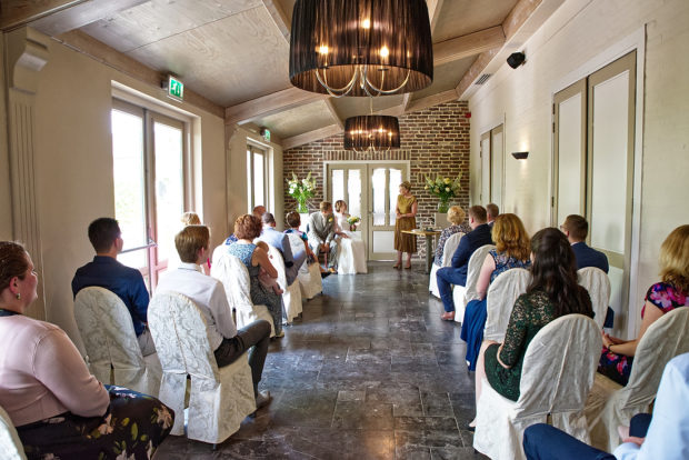 Bruidsfotograaf uit Limburg legt de Huwelijks ceremonie van een stel dat ging trouwen bij Oolderhof te Roermond vast.