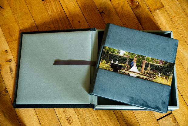 Prijzen bruidsfoto's en bijvoorbeeld dit Luxe trouwalbum met fluwelen omslag en bewaardoos.
