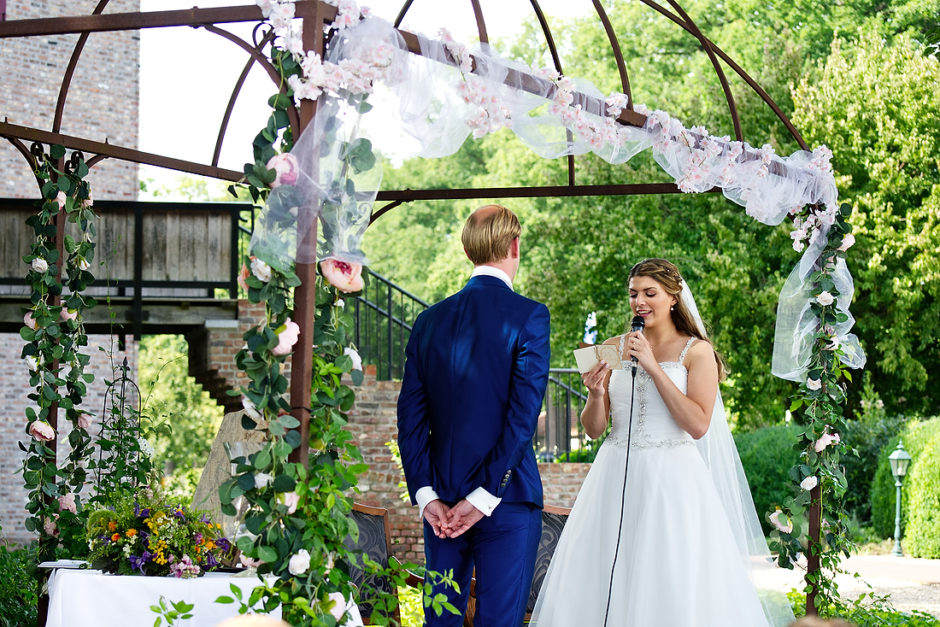 Dit bruidspaar ging trouwen bij kasteel Dealenbroeck en spraken zelfgeschreven geloften uit tijdens de ceremonie. een prachtig moment!