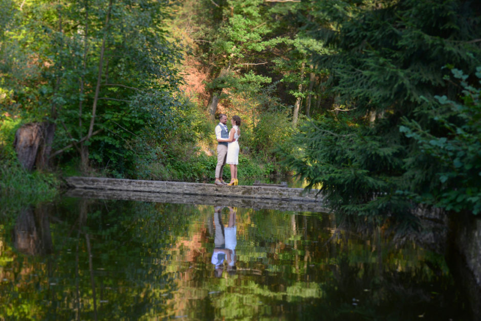 Een elopement in de Ardennen kan ook heel erg mooi zijn. Hier een bruidspaar op een bruggetje. Trouwen op een prachtige locatie met de liefste vrienden en familie.