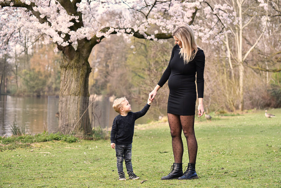Zwangerschapsshoot in Limburg, Roermond. Moeder en zoontje bij een bloeiende kersenboom. Foto's van een zwangerschap zijn een super mooie herinnering!