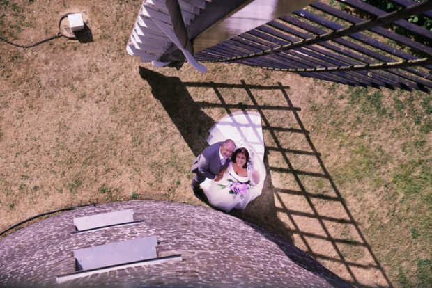 Trouwen in de molen van Maasbracht, dat deed dit bruidspaar. Deze foto is genomen vanuit de molen.