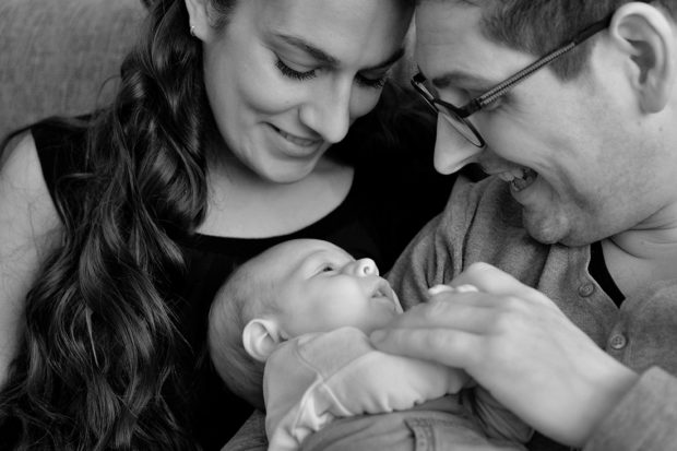 Baby fotograaf vanuit Roermond, legt belangrijke en mooie herinneringen vast voor kersverse ouders. Foto's zonder poseren, zoals jullie echt zijn.