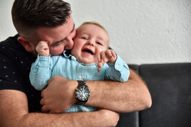 Lifestyle baby fotoshoot met vader en baby, lekker lachen en knuffelen tijdens deze ongedwongen fotoreportage in Limburg, Nederland.