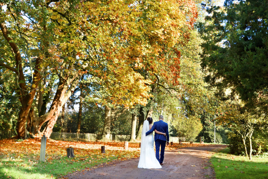 Bruidspaar ging trouwen in de herfst in Roermond en maakte foto's bij kasteel Aerwinkel, bruidsfotograaf uit Limburg.