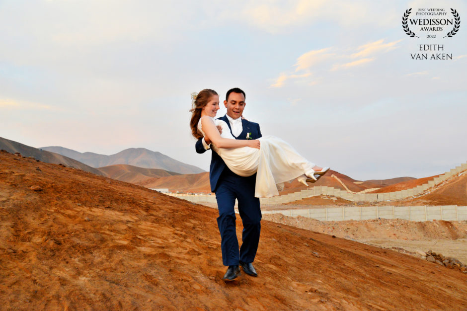 Bruidspaar tijdens hun trouwdag in Peru, tijdens het gouden uurtje rijden we de bergen in voor bijzondere foto's.