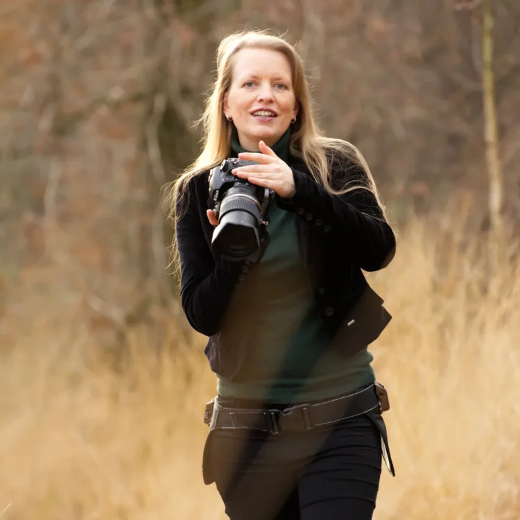 Bruidsfotograaf en familiefotograaf uit Roermond in Limburg. In een herfstbos staat zij nu zelf op de foto.