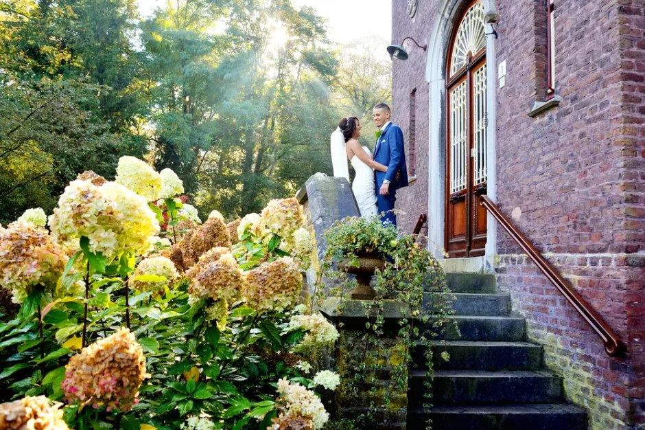 Bruidspaar bij kasteel Aerwinkel in Limburg. Bruidsfotograaf uit Limburg
