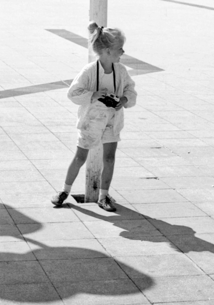 Een kleine Edith jaren geleden, als kind was ze al aan het fotograferen. Nu is ze fotograaf in Limburg.