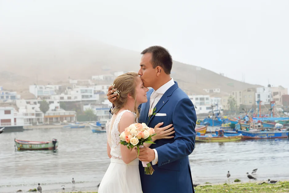 Bruidsfotografie in het buitenland. Koppel op het strand tijdens hun bruiloft in Zuid Amerika.