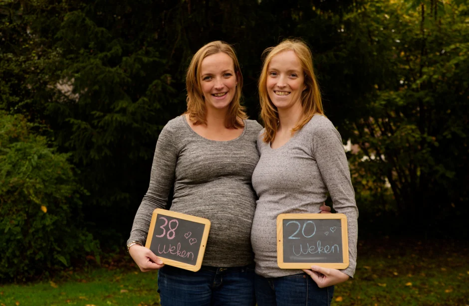 tweelingzussen die allebei zwanger zijn laten een fotoshoot doen in Limburg.