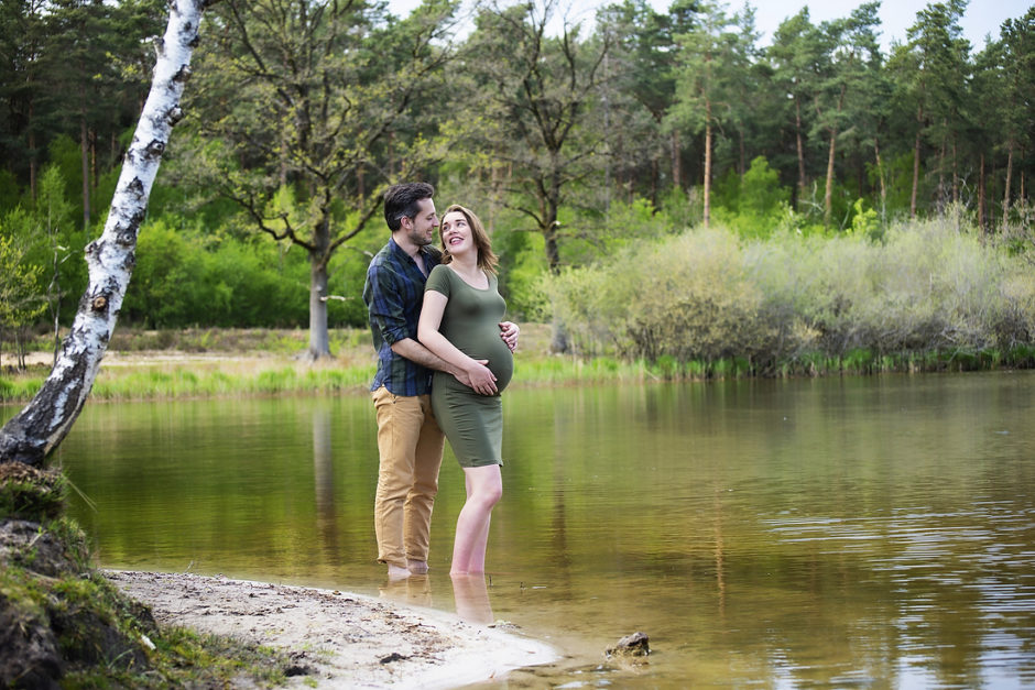 Zwangerschapsfoto bij het water in de natuur in Limburg