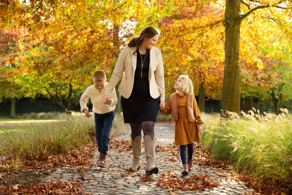 Moeder loopt een stukje met haar kinderen een fotograaf uit Limburg maakt een fotoreportage van de familie