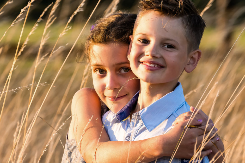 Portret van zus en broer tijdens een fotoshoot in limburg