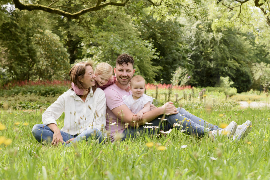 Gezin in het gras in een park.