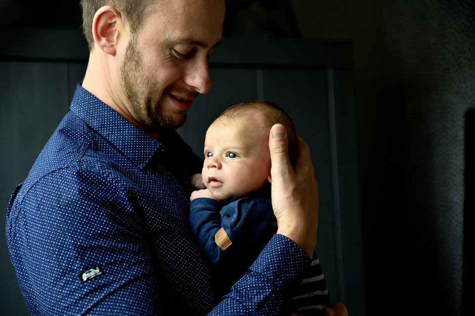 Een portret van papa en baby, gewoon lekker thuis. In Midden-Limburg. 