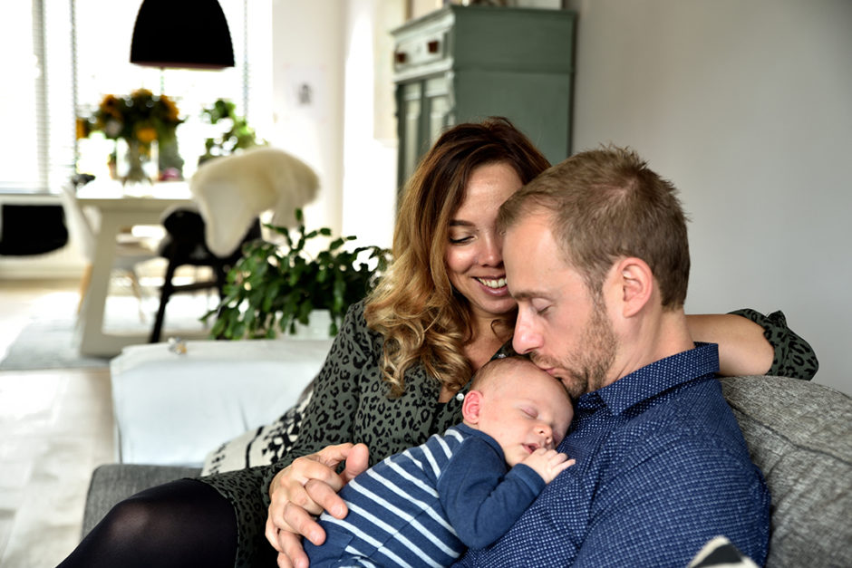 Ouders met baby in hun eigen huis. babyfotografie zoals jullie echt zijn , in Roermond en omstreken. 