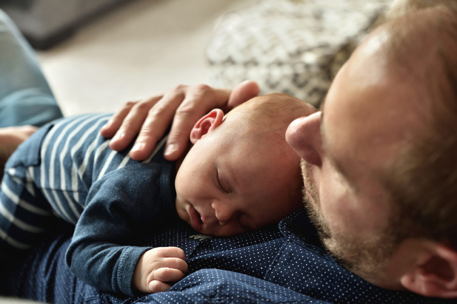 Een portret van papa en baby, gewoon lekker thuis. In Midden-Limburg. 