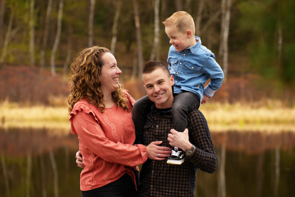 Fotoshoot gezin met kind in de natuur tijdens een familieshoot door een fotograaf uit Limburg.