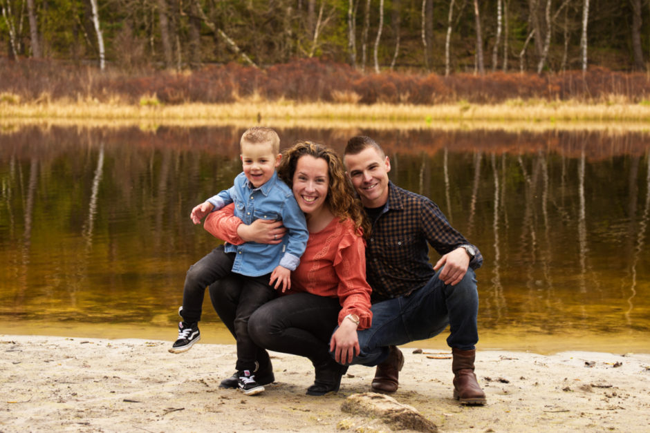 Fotoshoot gezin met kind in de natuur tijdens een familieshoot door een fotograaf uit Limburg.