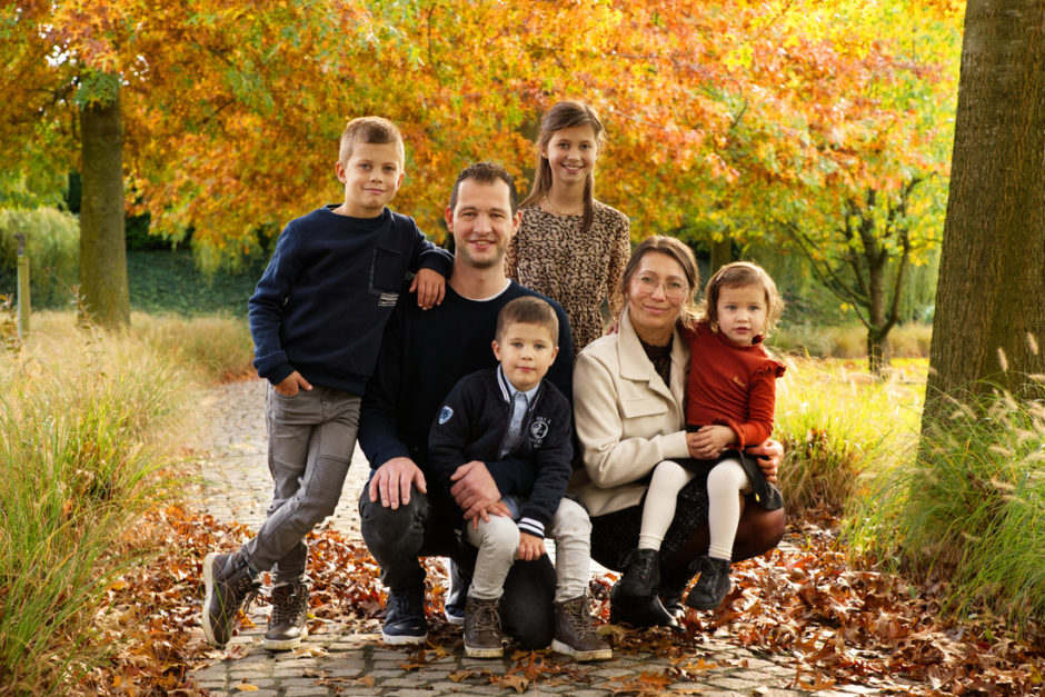 Een portret van een gezin waar iedereen naar de camera kijkt, ook dat hoort bij een fotoshoot.
