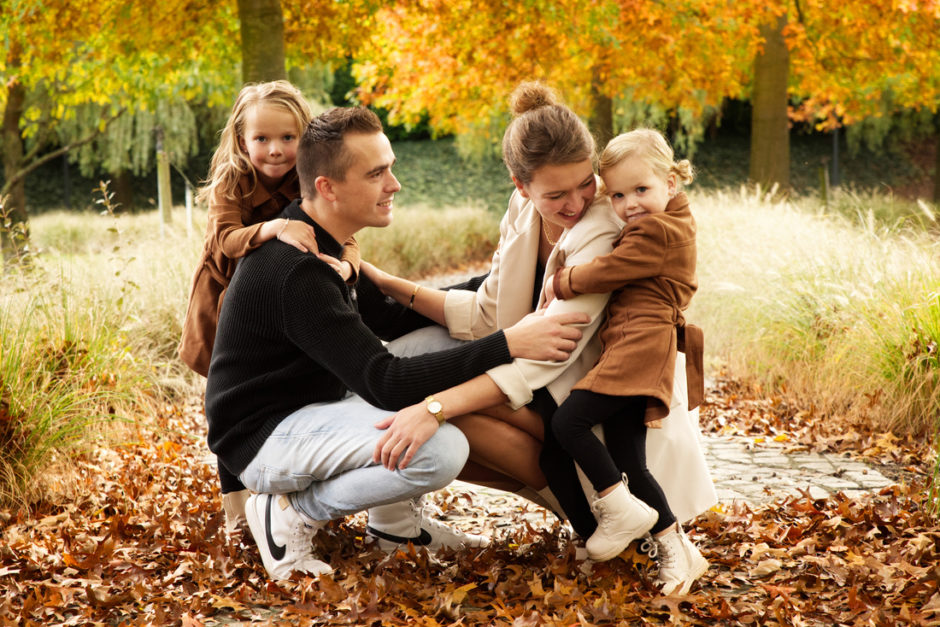 Gezin heeft plezier tijdens een ongedwongen relaxte Fotoshoot door familiefotograaf uit Roermond.