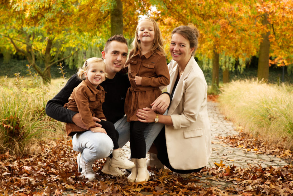 Gezin heeft plezier tijdens een ongedwongen relaxte Fotoshoot door familiefotograaf uit Roermond.