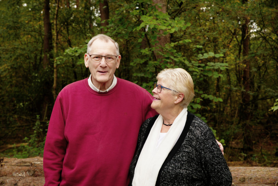 Opa en oma die lief naar elkaar j
kijken tijdens de familie fotoshoot.