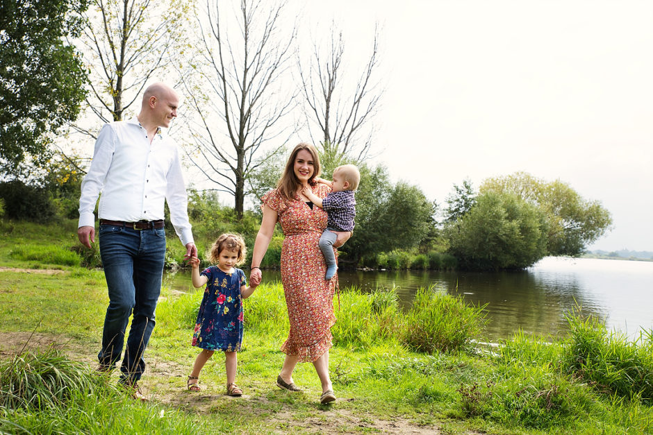 Fotoshoot van het gezin in een natuurgebied in Limburg, foto van papa mama en twee kinderen. Op vakantie bij Parc Maasresidence Thorn  ? boek nu een leuke familiefotoshoot in de buurt!