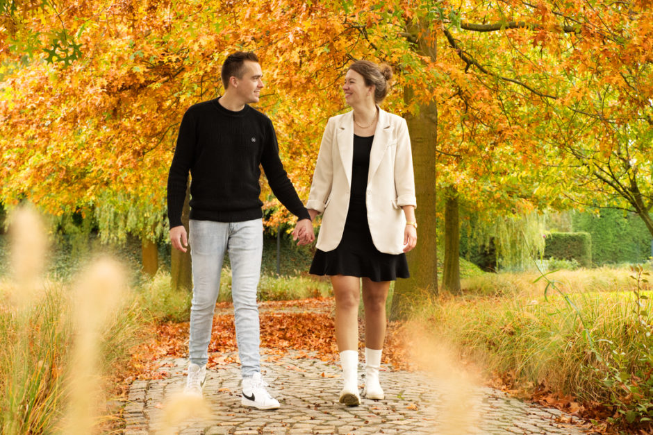 Koppel wandelt in de natuur tijdens de fotoshoot van de familie in Limburg.