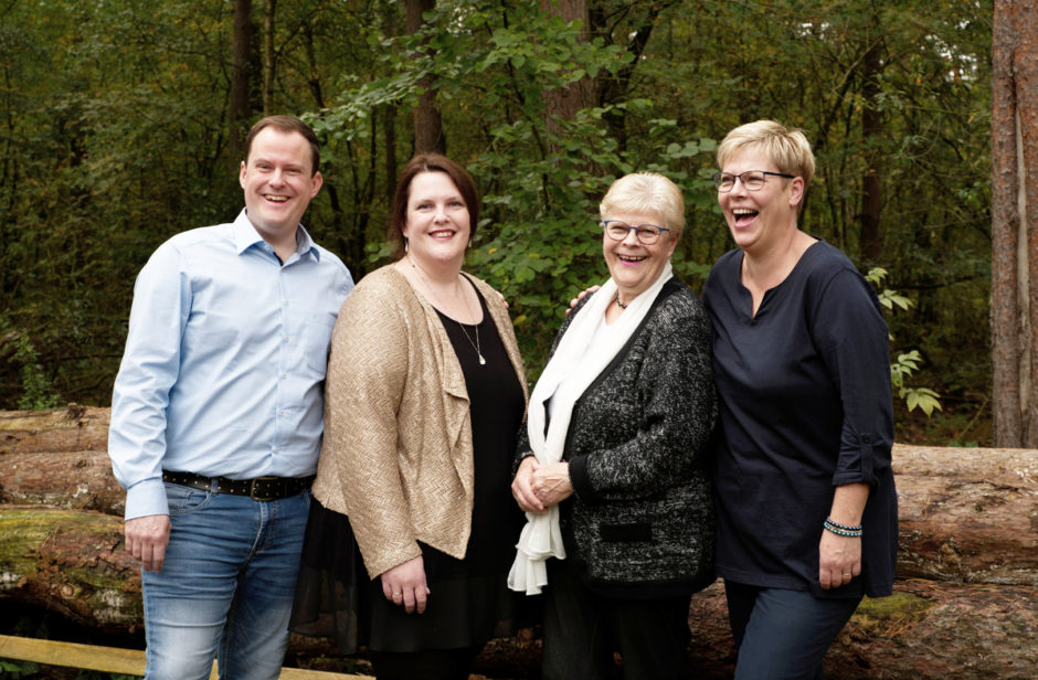 Gezinsfoto tijdens een familiefotoreportage in Roermond, Limburg. Moeder met haar volwassen kinderen tijdens hun familie fotoshoot op de Meinweg.