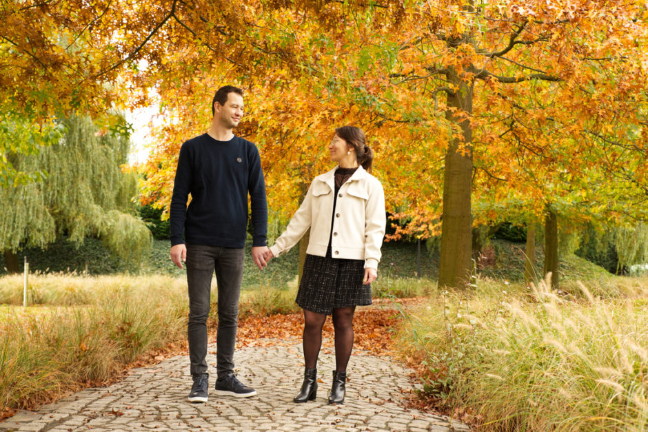 Koppel wandelt in de natuur tijdens de fotoshoot van de familie in Limburg.