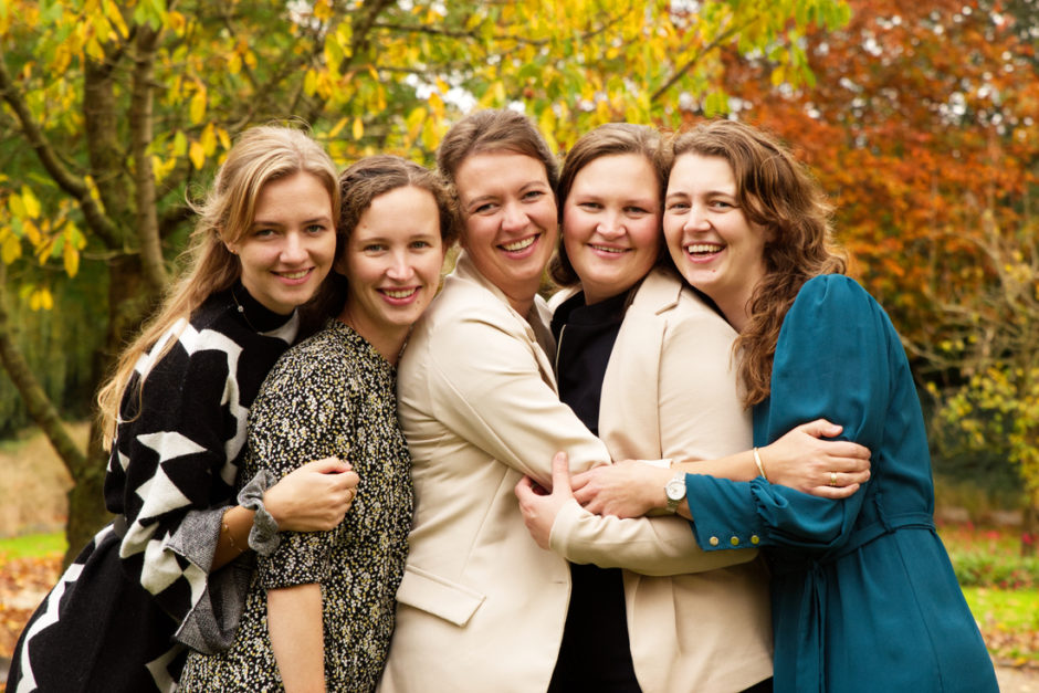 Zussen hebben plezier tijdens een ongedwongen relaxte Fotoshoot door familiefotograaf uit Roermond.