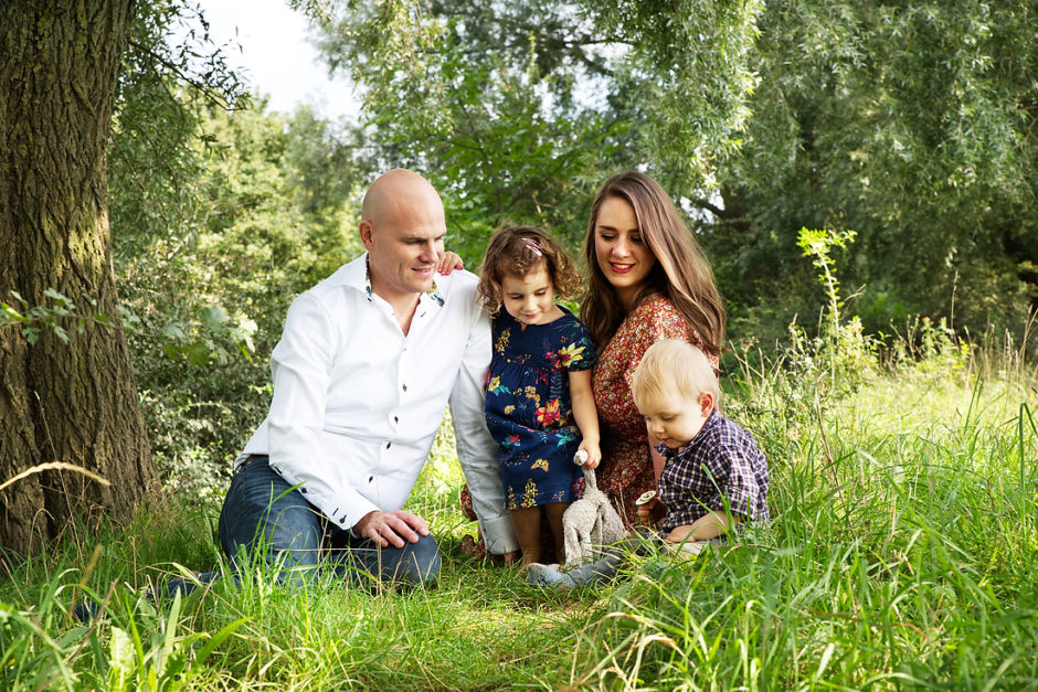 papa mama en twee kinderen. Door fotografe uit Limburg. Op vakantie bij De Smockelaer ? Boek een mooie familie fotoshoot.