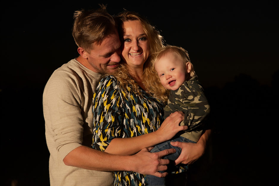Foto van een gezin tijdens een familie fotoshoot door een fotograaf uit Roermond met het gebruik van flitsers