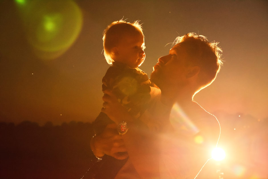 Portret van Vader en zoon met bijzonder flitslicht voor een bijzonder effect in Limburg.