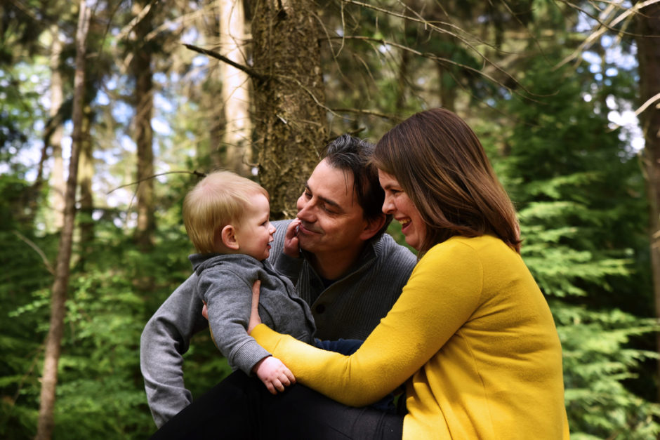 Ouders met baby in het bos om mooie foto's te laten maken van hun gezin