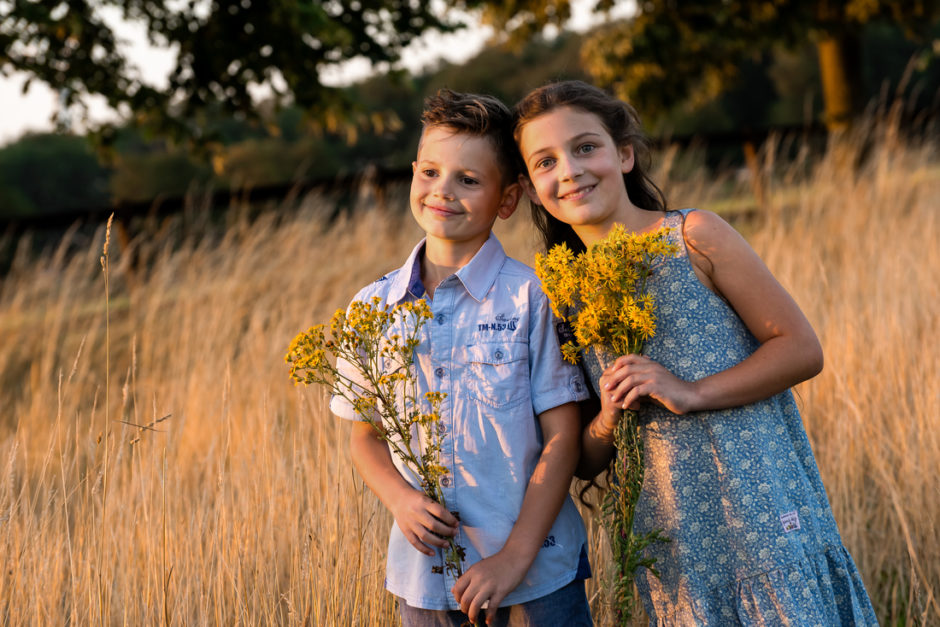 portret foto van broer en zus door Limburgse fotograaf,  tijdens de zonsondergang.  Als Familiefotograaf maak ik nu vaak een reportage van een familie die op vakantie is in Limburg . Bijvoorbeeld bij een vakantiehuis van de Smockelaer.