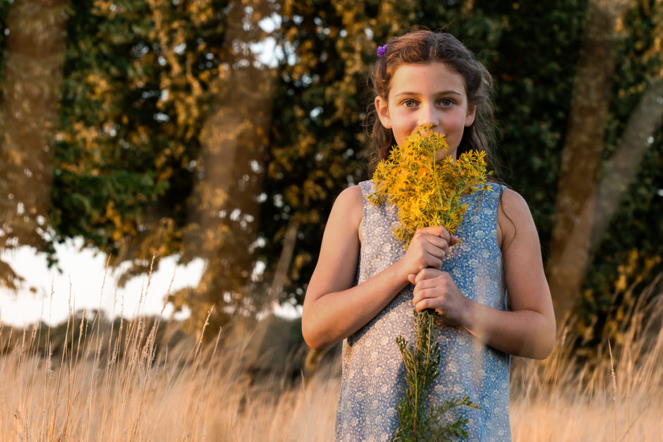 Romantische portret foto van een meisje door Limburgse fotograaf,  tijdens de zonsondergang.  Als Familiefotograaf maak ik nu vaak een reportage van een familie die op vakantie is in Limburg . Bijvoorbeeld bij een vakantiehuis van de Smockelaer.