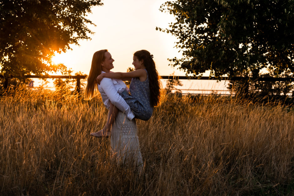 Moeder en dochter  tijdens een ontspannen foto sessie in midden Limburg door fotograaf uit Roermond.