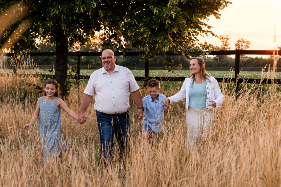 Spontane foto van een gezin door Limburgse fotograaf,  tijdens de zonsondergang.  Als Familiefotograaf maak ik nu vaak een reportage van een familie die op vakantie is in Limburg . Bijvoorbeeld bij een vakantiehuis van de Smockelaer.