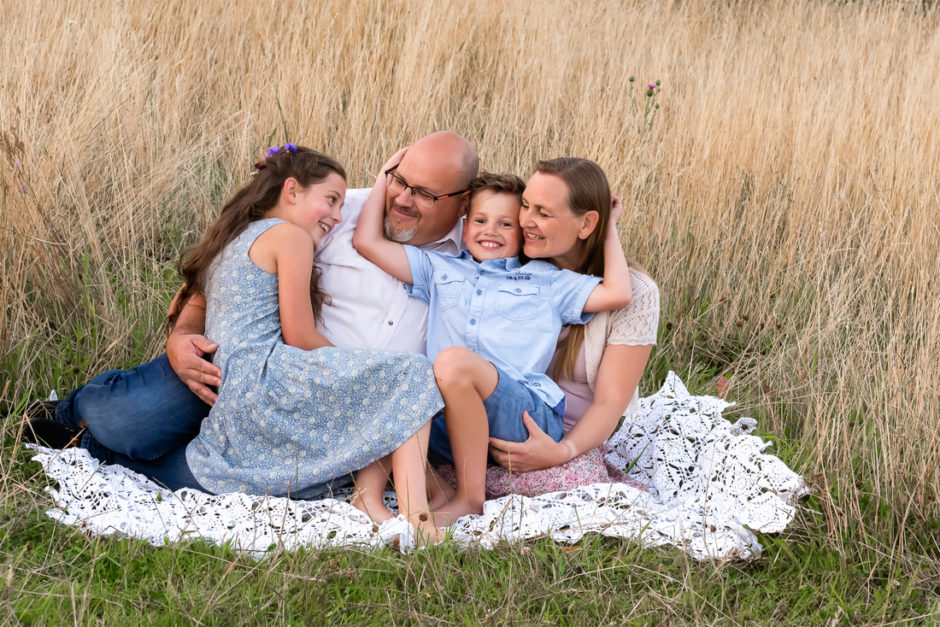 Familiefotograaf maakt reportage van een gezin  in Limburg. Op vakantie bij Recreatiepark de Leistert ? boek nu een leuke familiefotoshoot in de buurt!