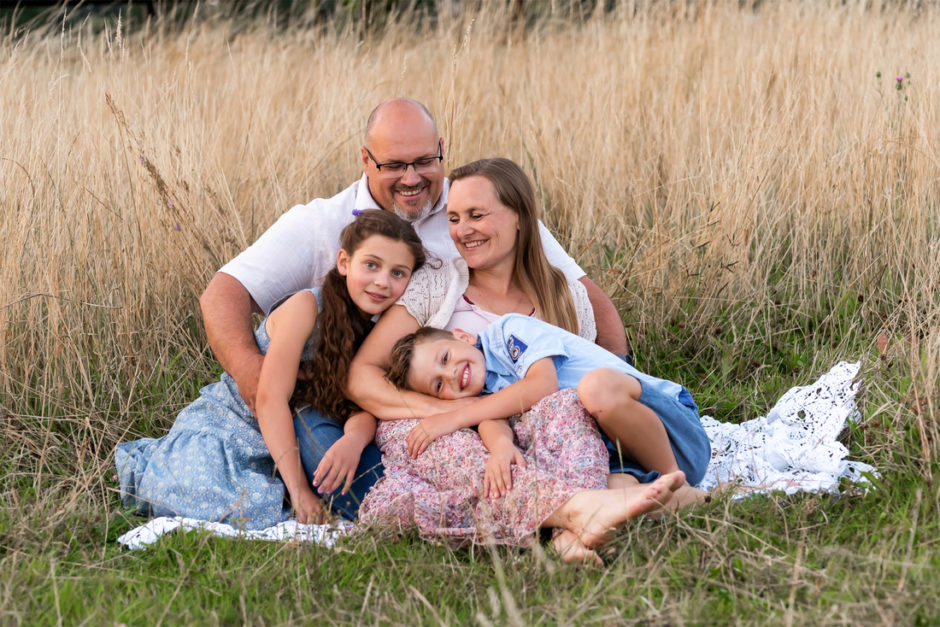 Familiefotograaf maakt reportage van een gezin op vakantie in Limburg.  Op vakantie bij Kasteeldomein De Cauberg ? Boek een mooie familie fotoshoot.