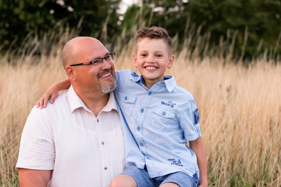 Vader en zoon  tijdens een ontspannen foto sessie in midden Limburg door fotograaf uit Roermond.