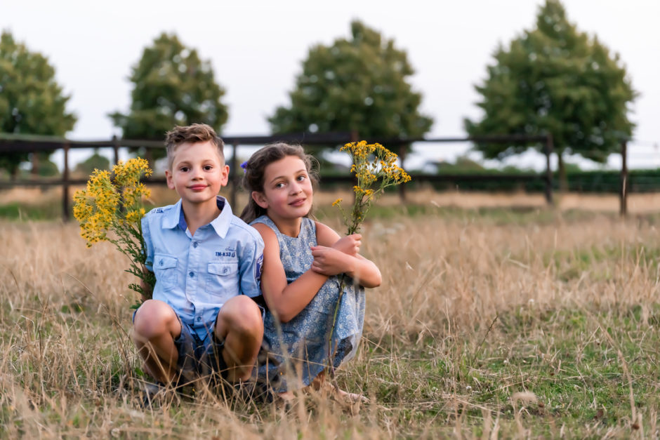 Broer en zus tijdens een ontspannen foto sessie in midden Limburg door fotograaf uit Roermond.