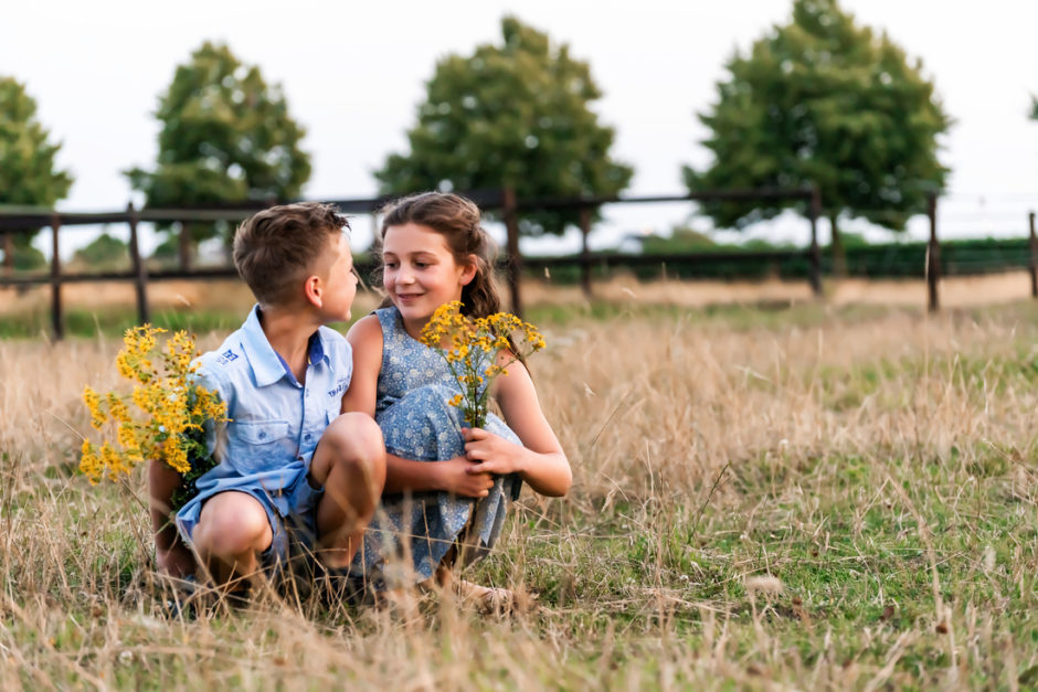 Broer en zus  tijdens een ontspannen foto sessie in midden Limburg door fotograaf uit Roermond.