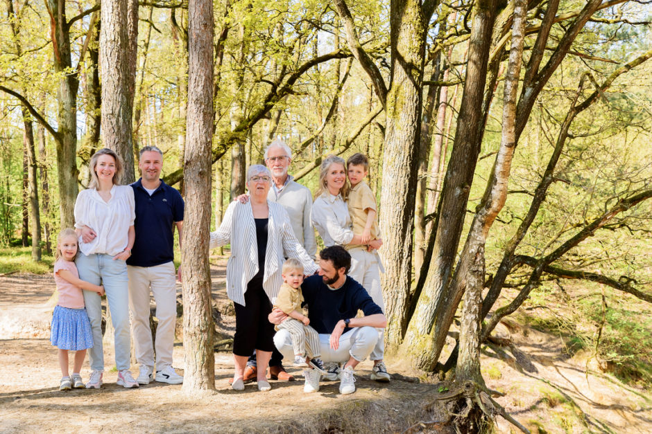 Familie op vakantie in Limburg bij het Leudal. De hele familie op de foto in de natuur. Op vakantie bij Recreatiepark de Leistert