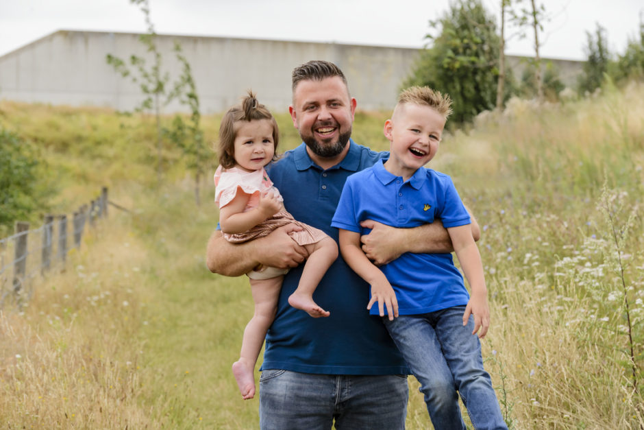 Vader met kinderen bij een fotoshoot in midden Limburg in de natuur